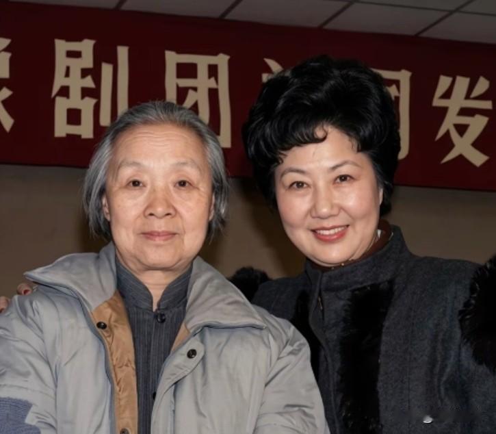 她俩，一位是豫剧大师，一位是京剧名家，两位戏曲舞台上的大家，亲如姐妹。
她们以戏