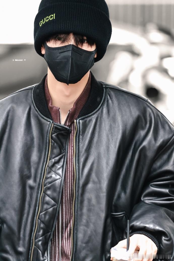 张凌赫正月初八开工大吉张凌赫凌乱高马尾造型开工 张凌赫正月初八开工大吉，张凌赫凌