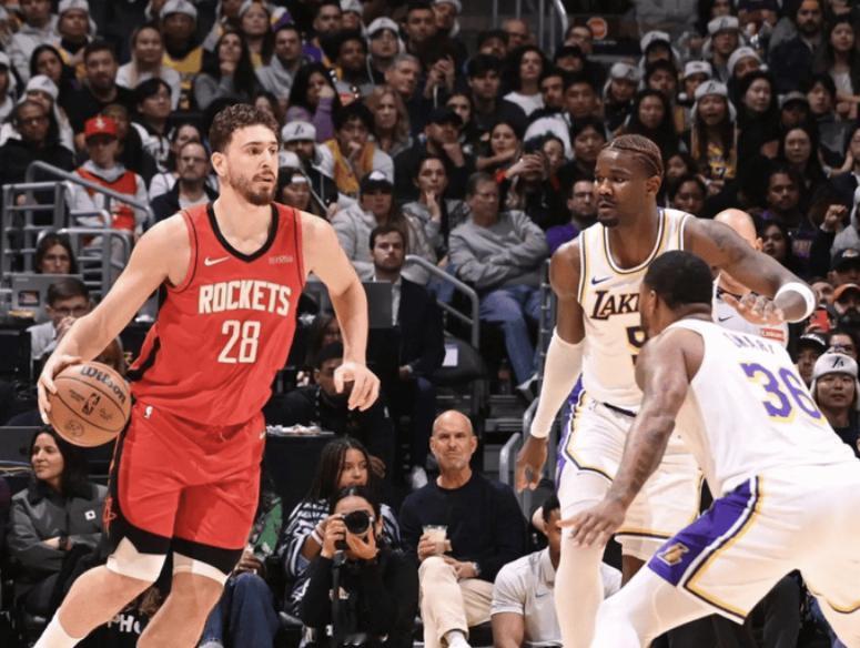 火箭对阵湖人的比赛中，杜兰特坐在场边，眼神充满渴望，但是又非常无奈。他的伤显得非