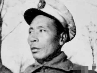 1938年，国军一团长发现友军遗留的5000发炮弹，他没上报反而借来12门炮，一
