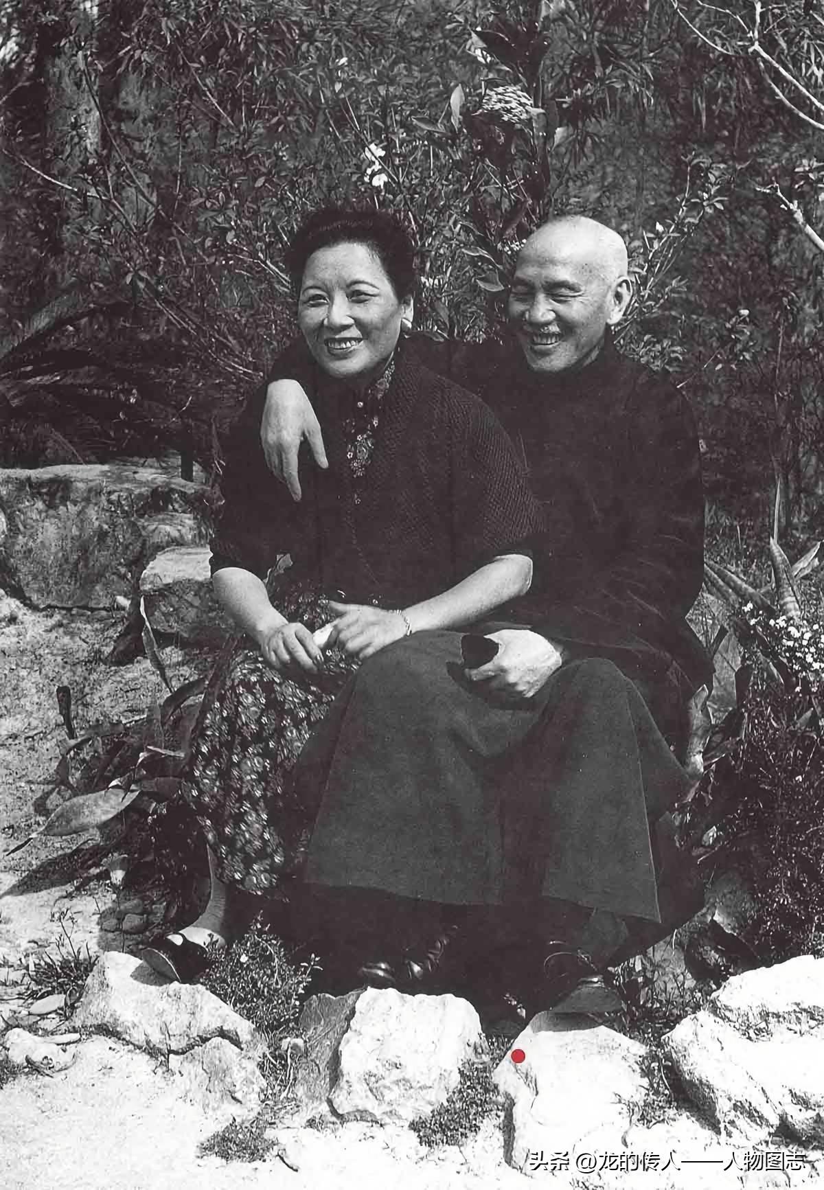 宋美龄与蒋介石在公园留影