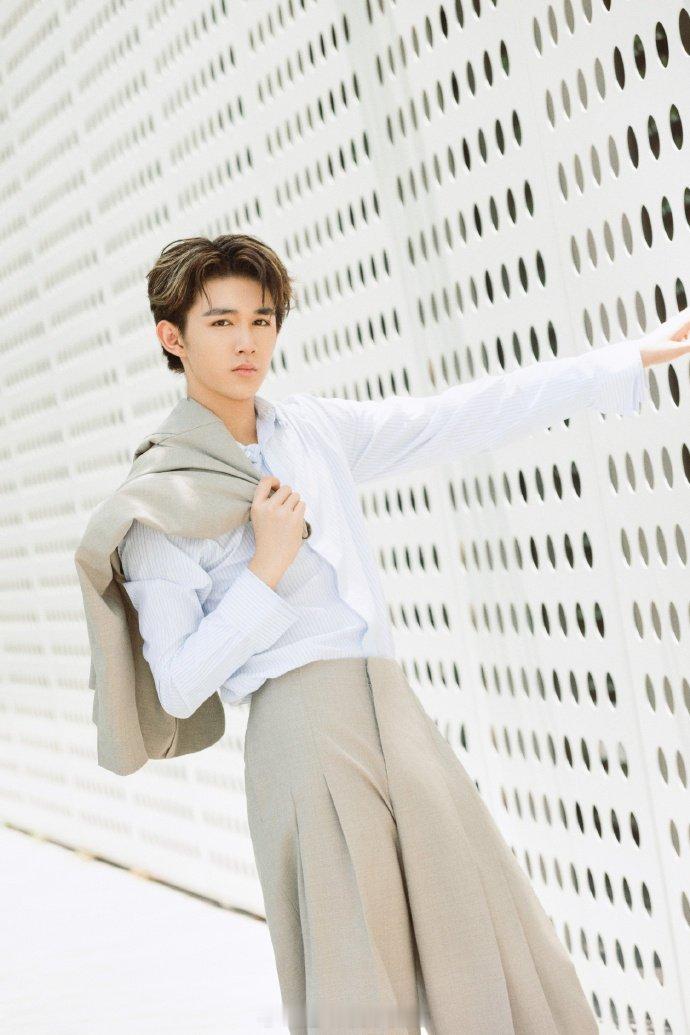 #荣梓杉高考结束连续打工8天了#荣梓杉真的太拼啦！高考一结束就开启了连续工作模式