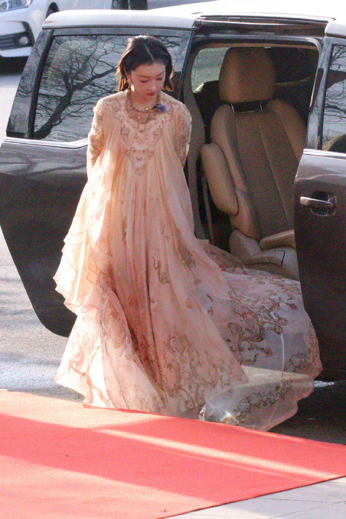  周冬雨 裙子卡住了周五晚高疯 谁能拒绝！周冬雨下车裙子被卡，蹲地整理的样子太戳