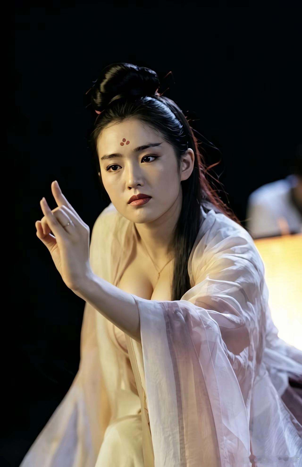 1994年，电影《天山童姥》的定妆照，当年港片天花板。巩俐与林青霞同框封神，二人