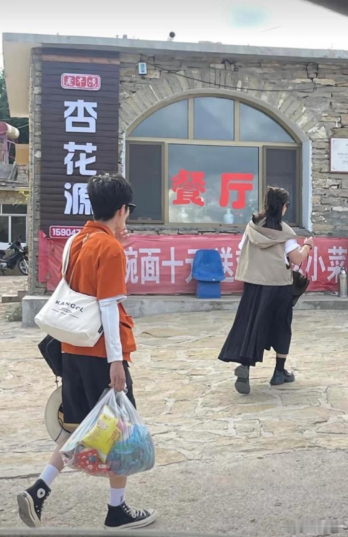 网友偶遇麦琳李行亮录节目，现场亮点十足。只见各种东西都由亮子提着，让人不禁调侃：
