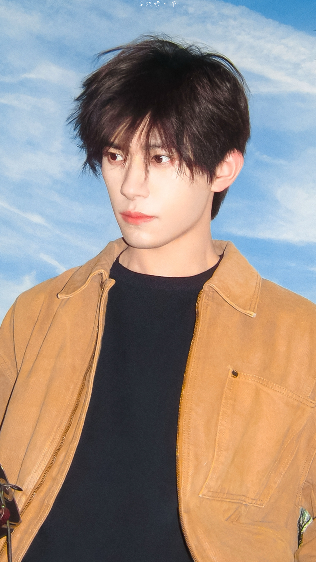 #易烊千玺[超话]#“海水拥抱月亮，我将日落揽下为你积攒满腔爱意” 𝓣𝓱𝓮