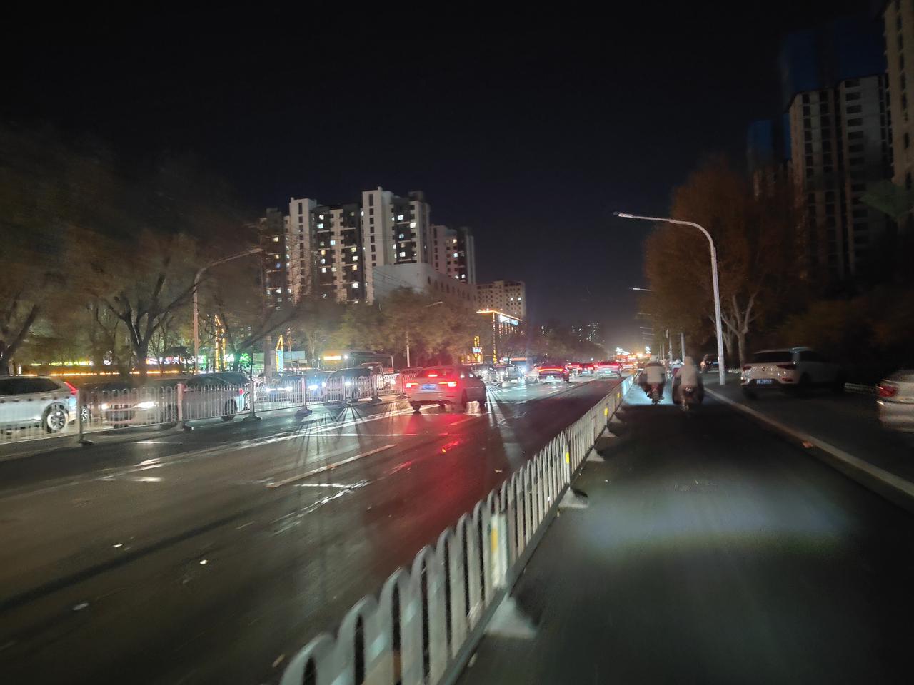 今天邢台的天气风很大，晚上下班走在邢台市襄都区新华南路友谊宾馆到七里河这一段路上