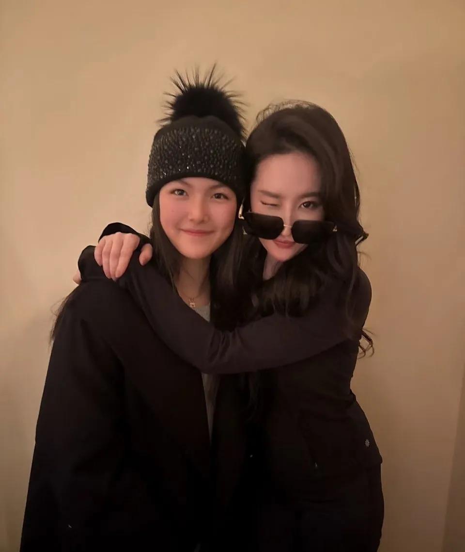刘亦菲和王诗龄合照，。
王诗龄妹妹真是团宠啊，就连刘亦菲也和她一起拍合照了。
刘
