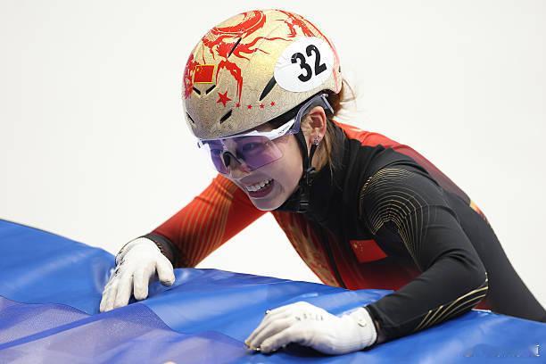 冬奥会杨婧茹小组第一进A组决赛杨婧茹实力和运气兼具的女孩！谁在我前面滑，谁就摔倒