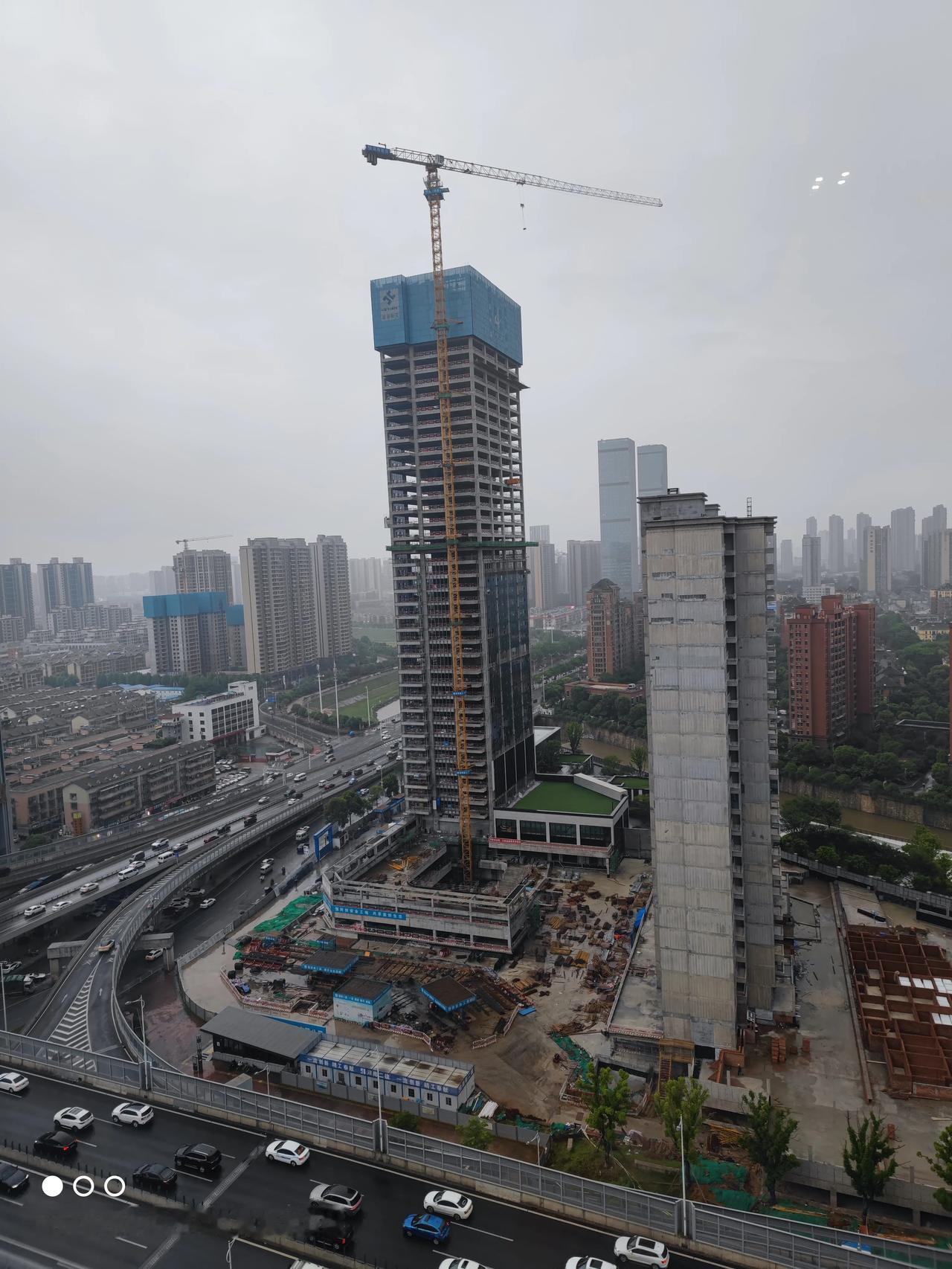 长沙大道旁，运达滨河广场速度好快！目测主楼现在的高度已接近200米了！不知道最后