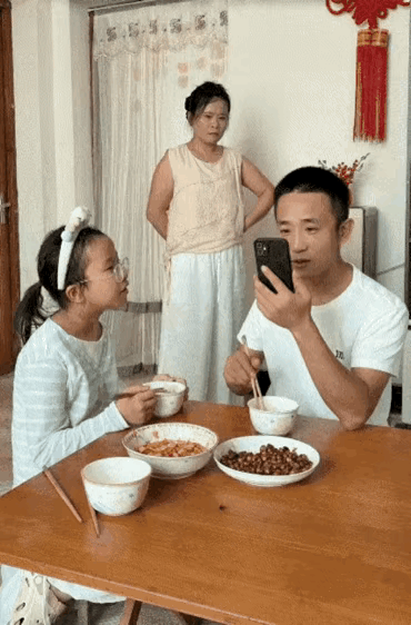 不得不说，现在的网红为了流量，也是拼了！[捂脸]
