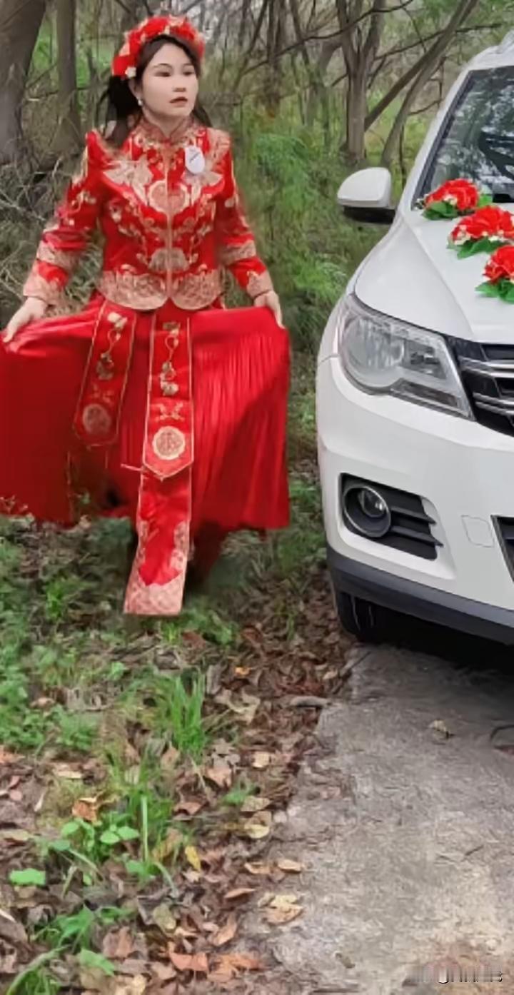 结婚本是喜事，遇到灵车确实膈应。新郎家的人觉得不吉利，和灵车司机争执，这也是人之