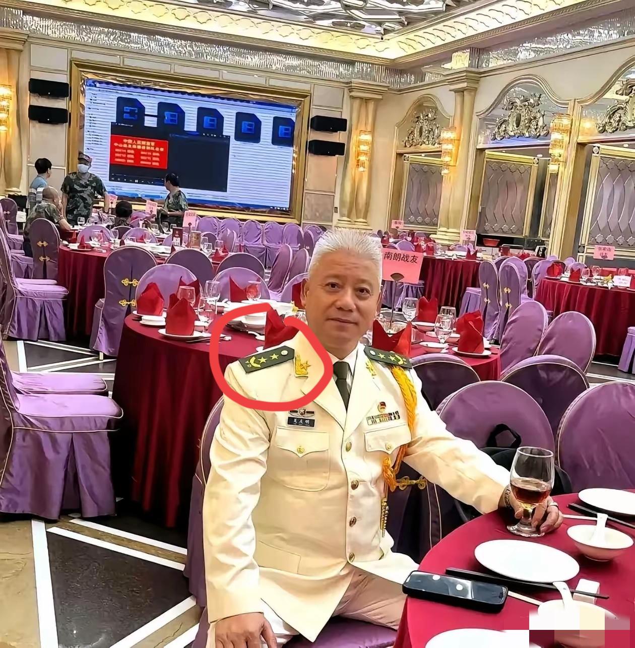 有没有体制内的朋友？谁能告诉我一下，这大叔是属于什么部门的？肩章上有两颗星，看着