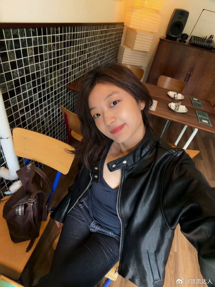 孙千外面冷十月多添衣 被孙千的秋日提醒戳中心巴，九宫格live随拍里满是松弛氛围