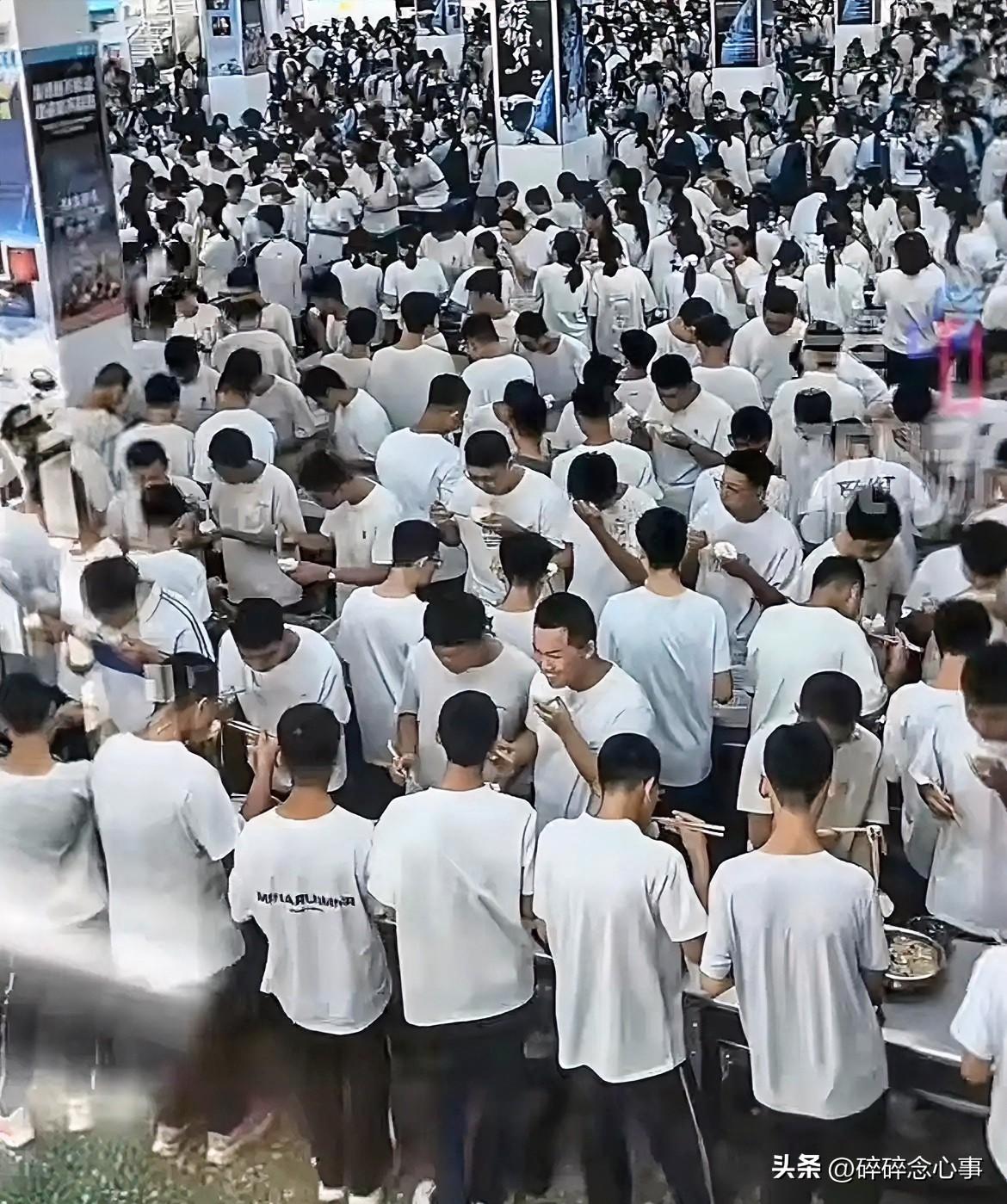 山东聊城一所中学的食堂火了
不是因为菜香，而是因为连一张椅子都没有，学生们全都站