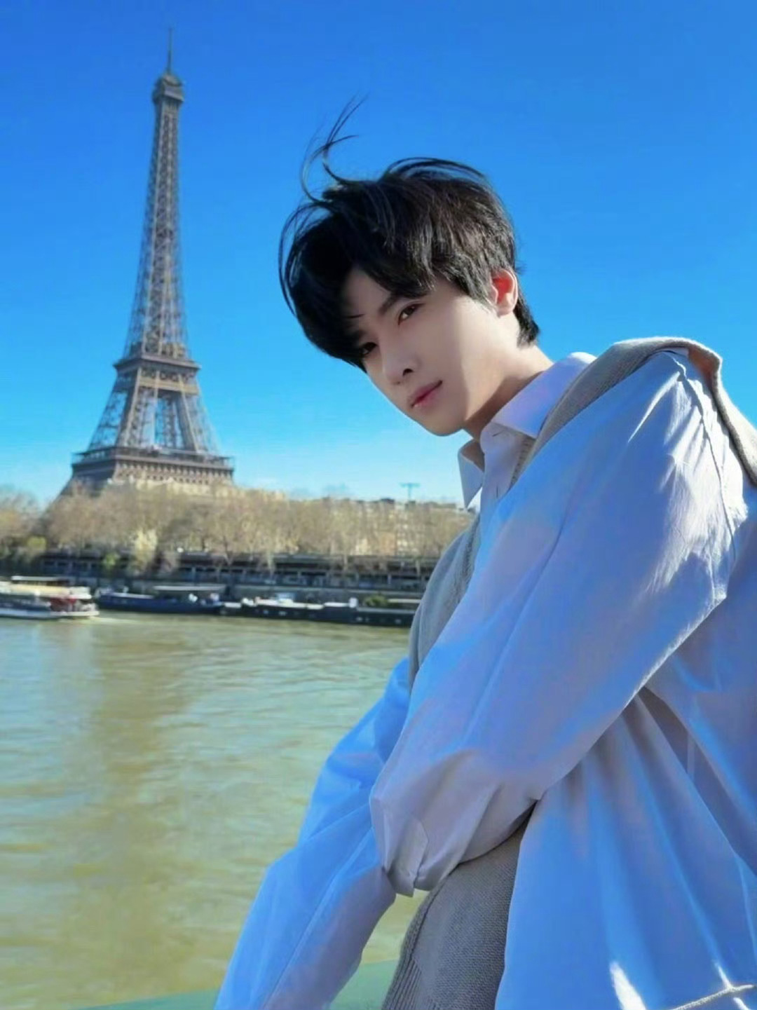 展轩巴黎时装周明信片送达这身材颜值非常优越