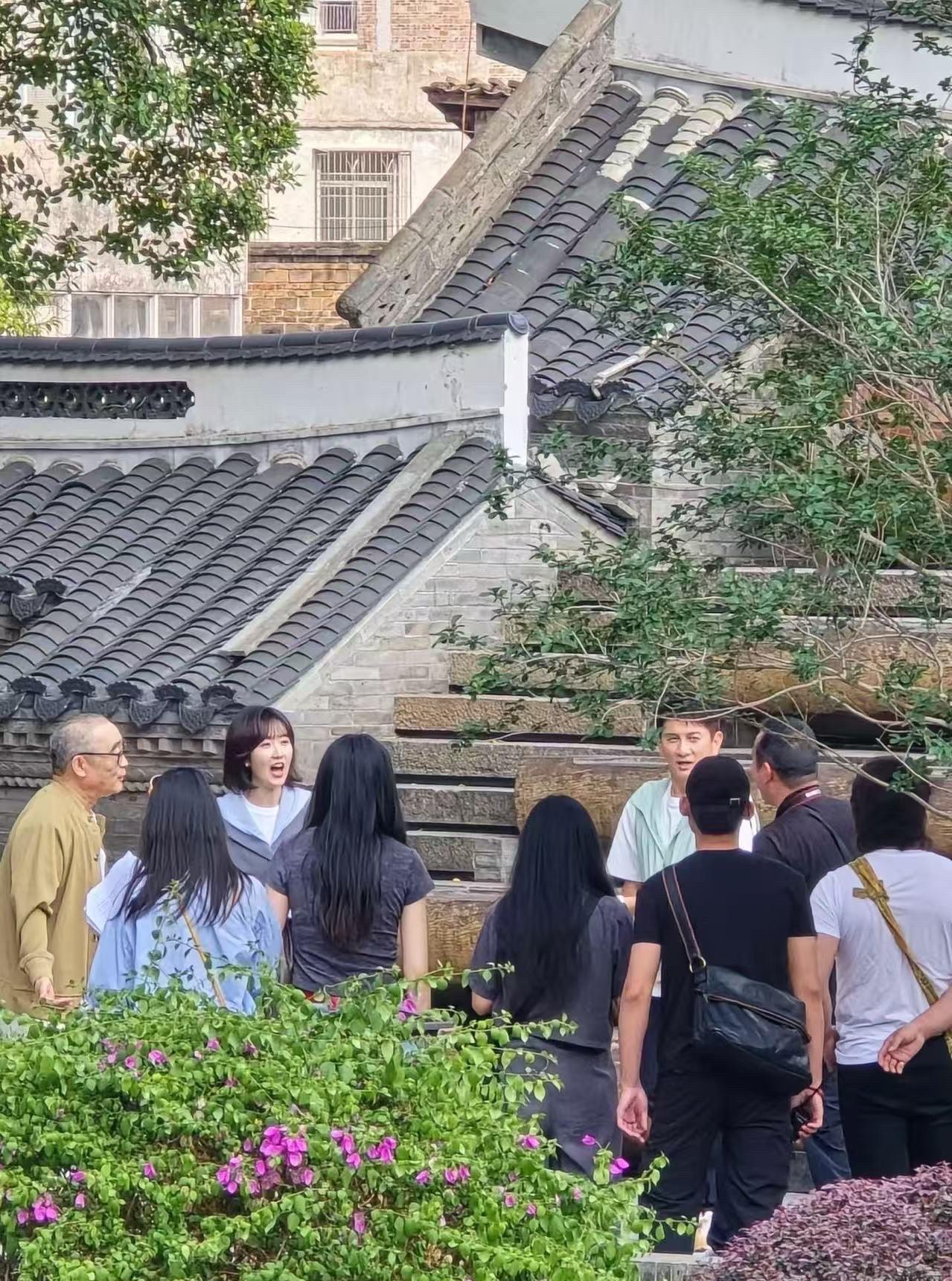 ，总台主持人王嘉宁携手文艺嘉宾吴奇隆、文化学者董克平走进玉林。