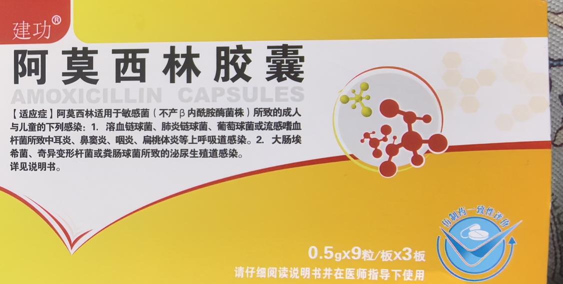 有一个问题一直困惑着我：那就是为什么现在药店里买出的药品说明书的字越来越小？戴上