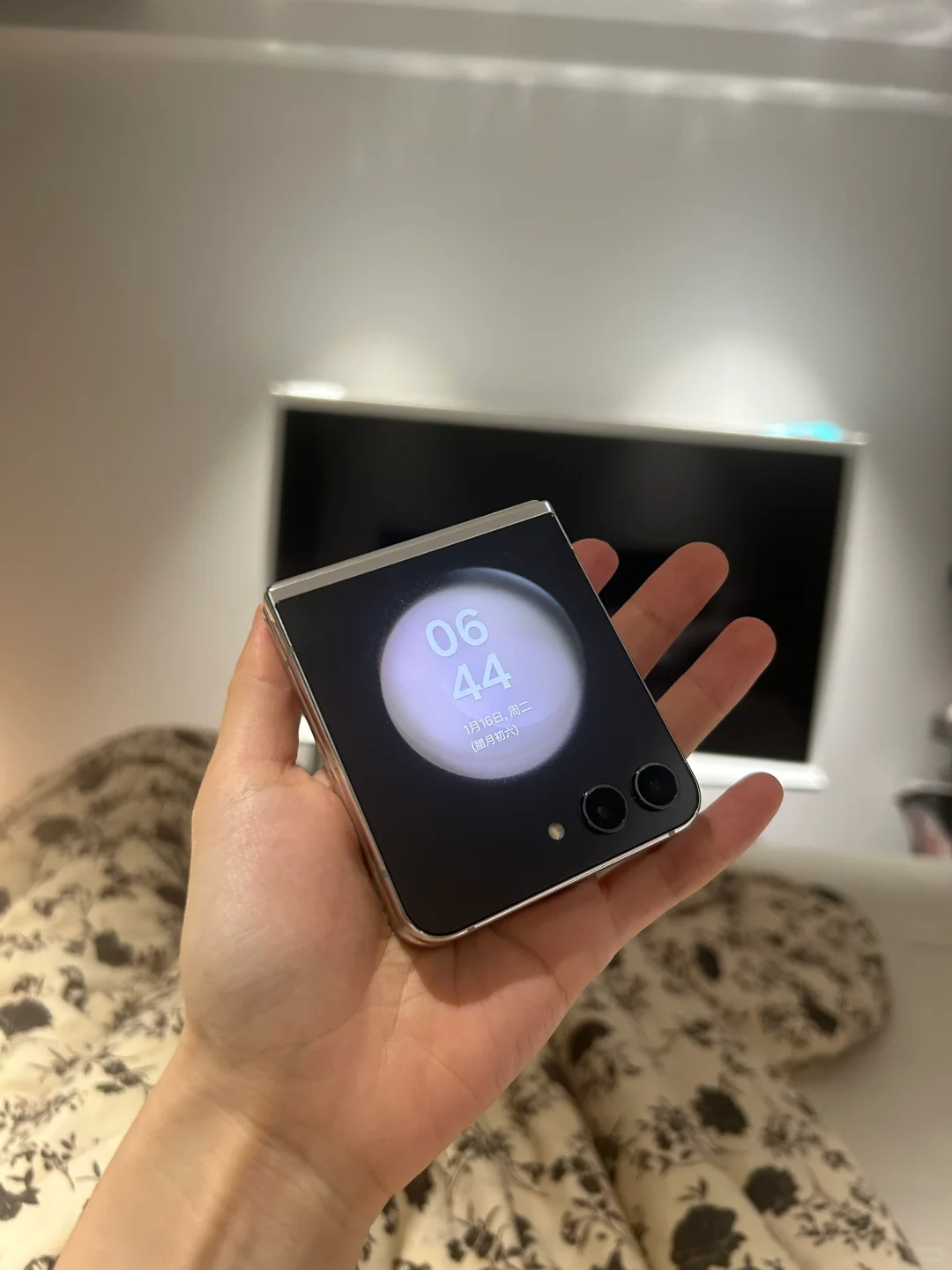 有哪些数码产品是穿搭神器 小折叠手机绝对是穿搭加分项！以前觉得手机只是工具现在发