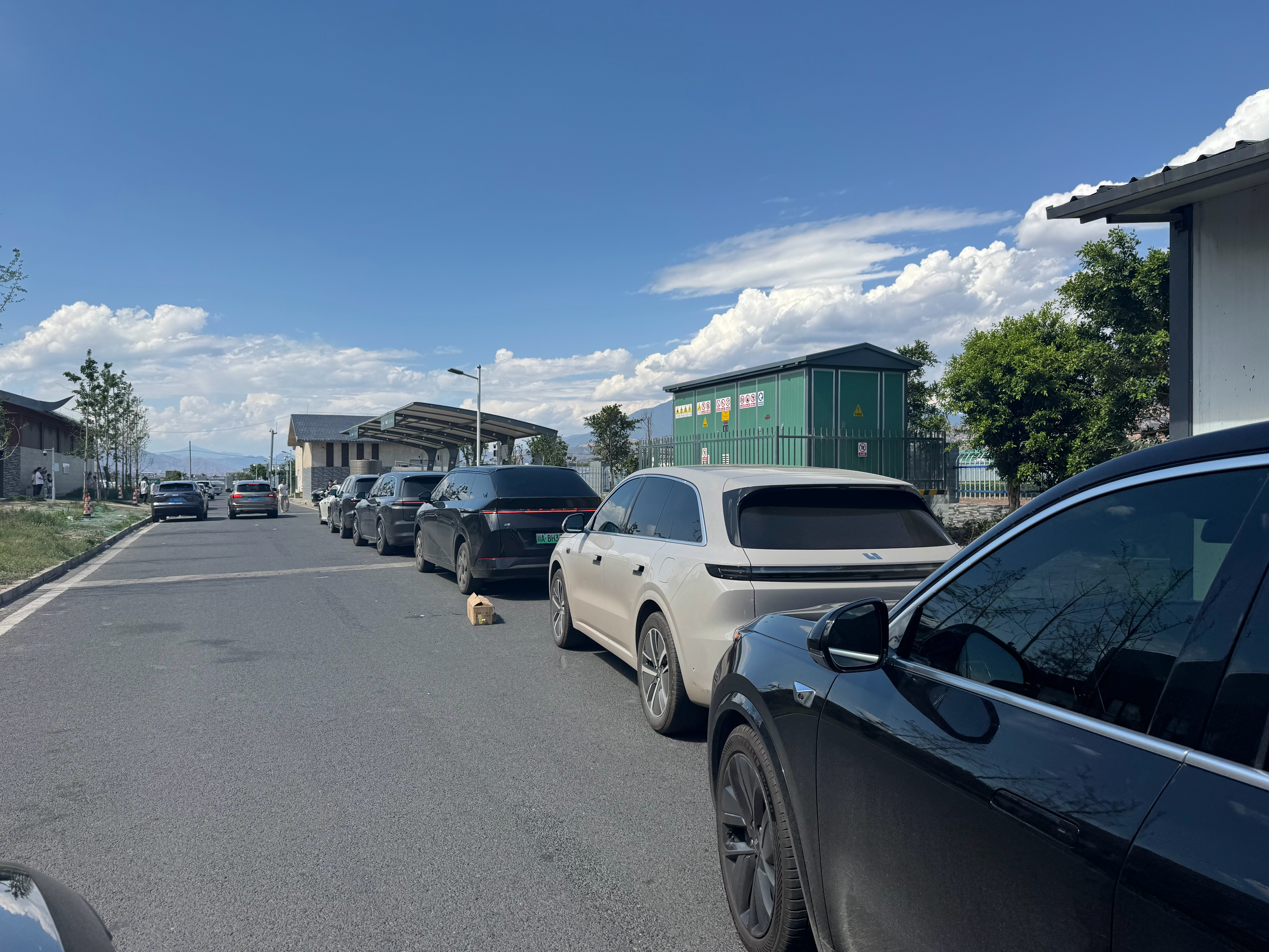 理想高速超充站排队，看来这个布局做得不错。汽场全开大v聊车 ​​​
