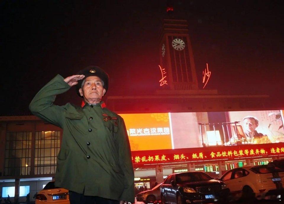 1947年，一位国民党少校被我军俘获，即将被押送至改造所。怎料这时他突然大喊：“