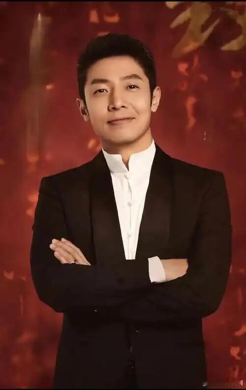 撒贝宁今年春晚会戴蛇头帽吗  这脑洞大开的问题，简直是春晚前的欢乐小彩蛋！想象一