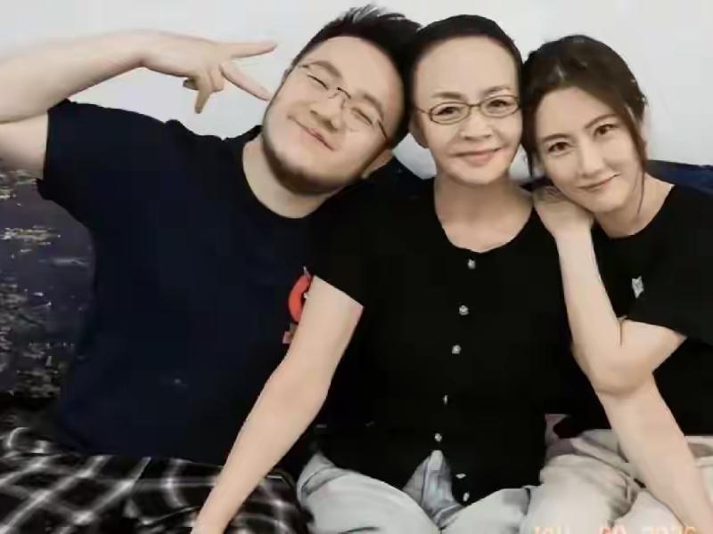 一天，宋丹丹来到儿子巴图和儿媳妇王博谷的家。

看着精心打扮的婆婆，王博谷脱口而
