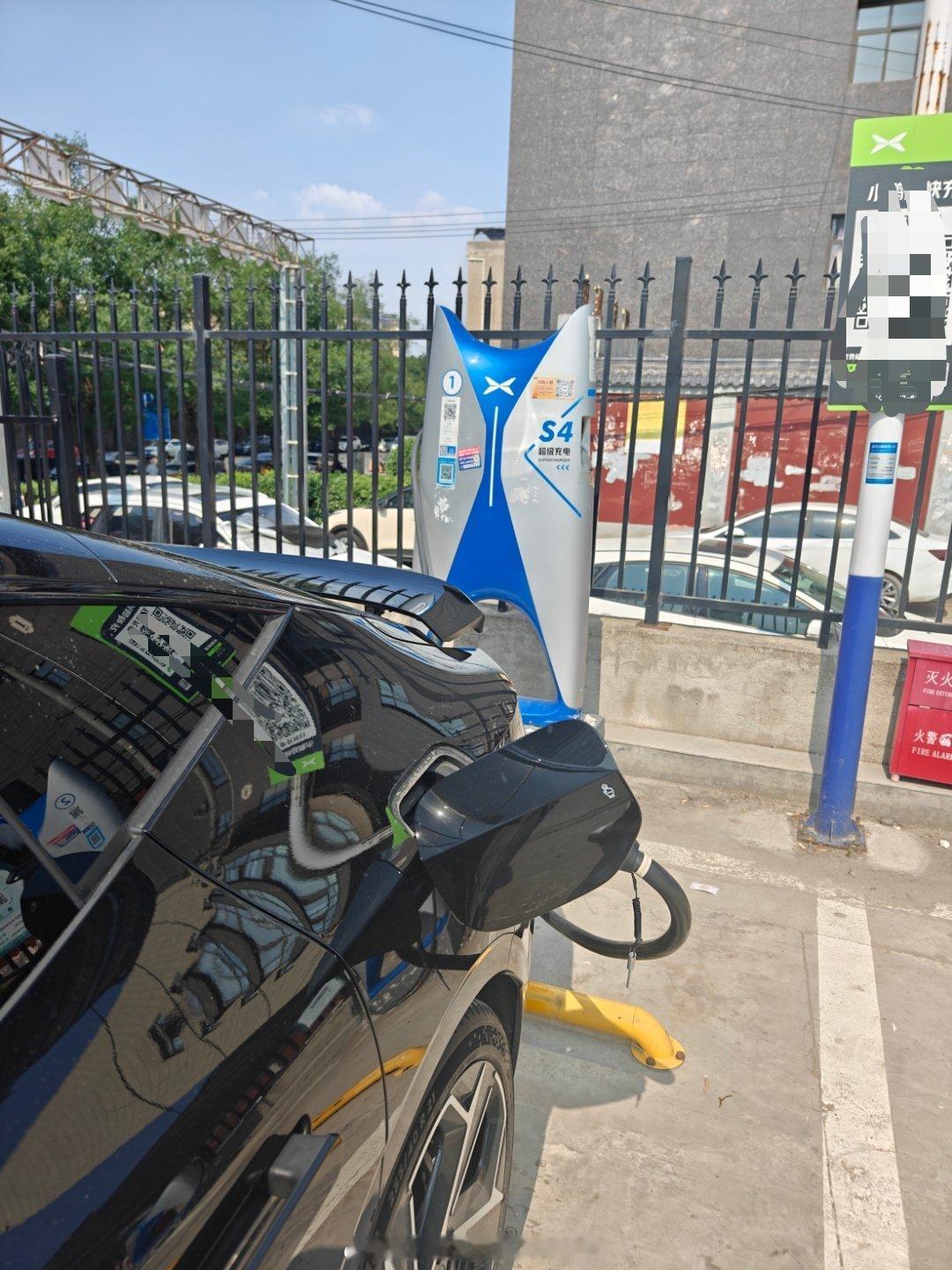 既然出门办事，那我就顺路试试快充，在小鹏s4桩能达到280kw，效率提升明显SO