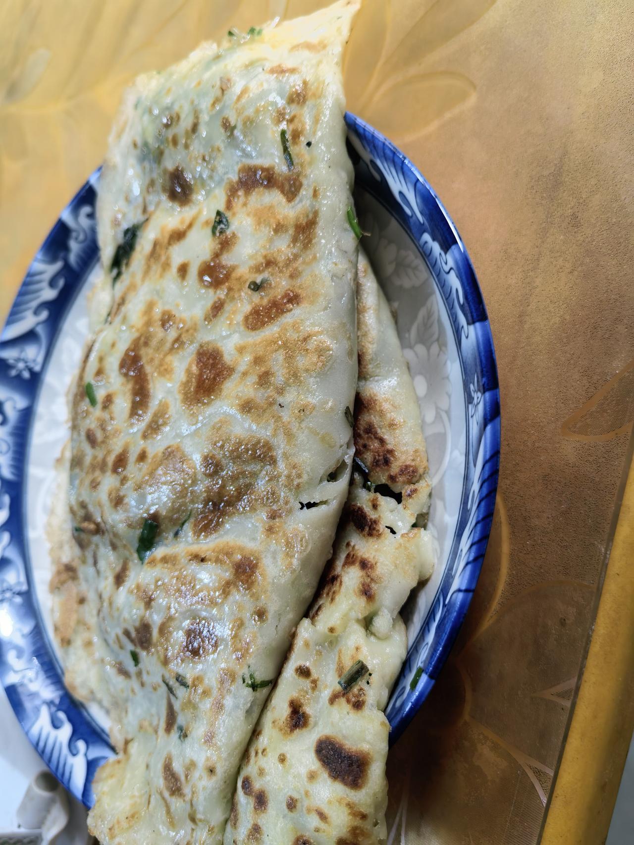午餐吃的菜合，老妈摊的菜合就是好吃，韭菜粉条鸡蛋陷的，太好吃了，吃了两个大菜合[
