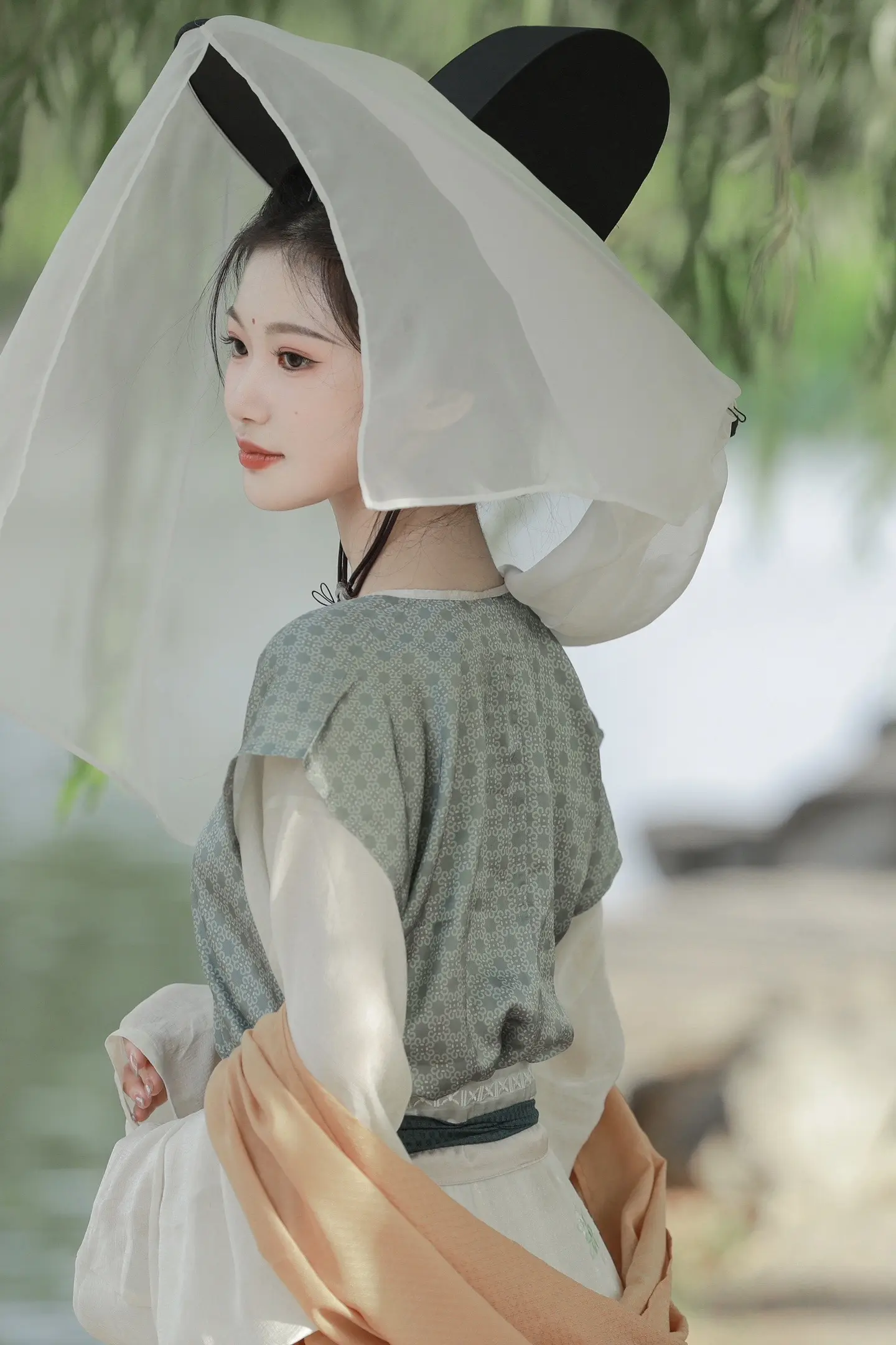 君向潇湘我向秦。