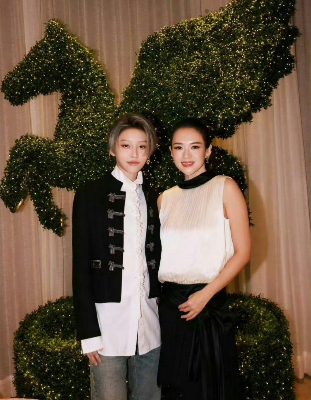 哇哦，居然在有生之年看到了章子怡跟刘雨昕的同框合照，感觉这两位都不是同一时代的顶