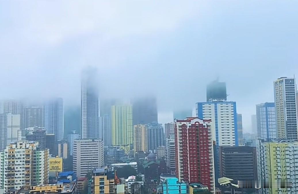 暴雨中的菲律宾马尼拉王彬中国城。
Oing Bin Chinese Town i