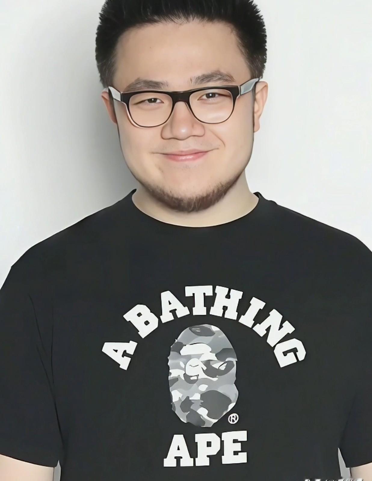 吃饭的时候有人突然提到他75岁那个舅舅，我当时愣了一下，手里的筷子都停了。
说实