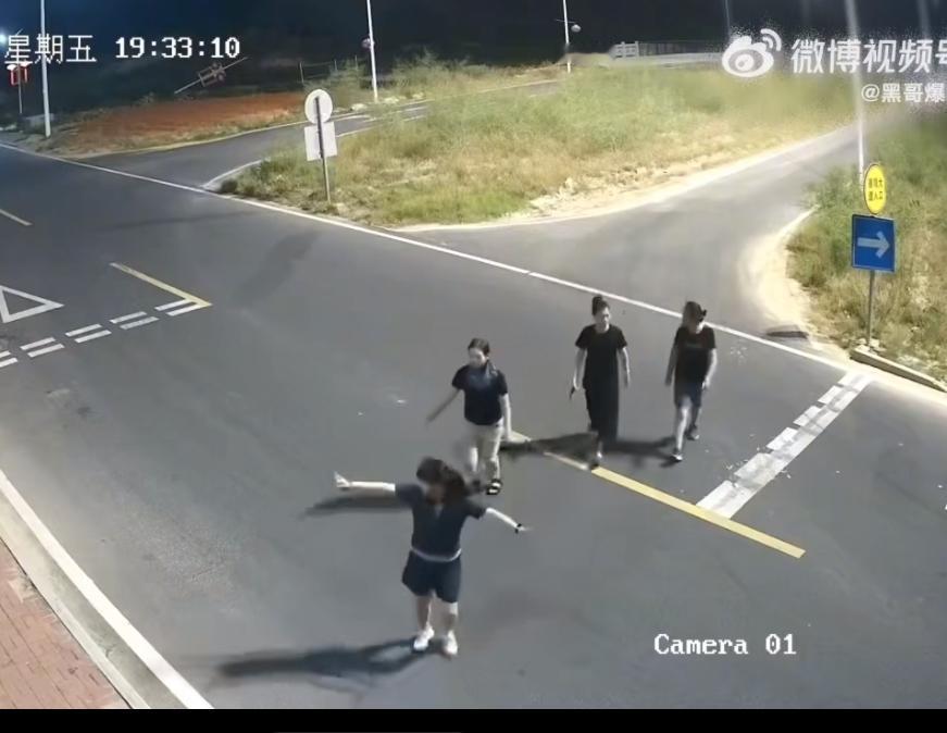 4女子横穿马路被车带走2个，教训啊，晚上不要横穿马路，特别是有车来的时候，司机很