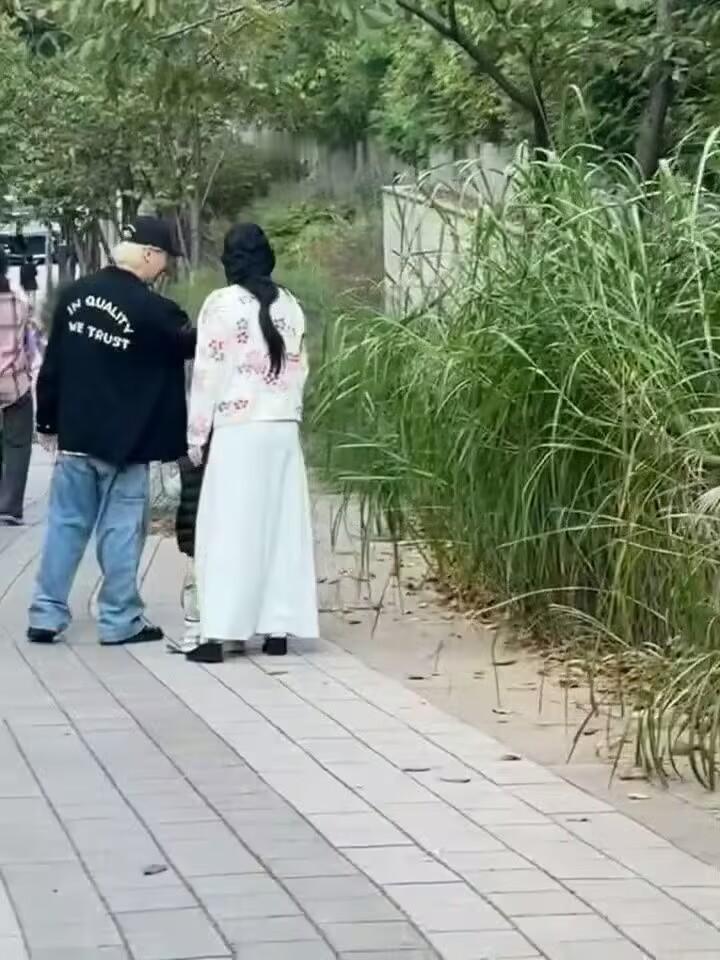 #偶遇太阳闵孝琳一家三口#隔着屏幕都感觉到幸福[抱一抱] ​​​