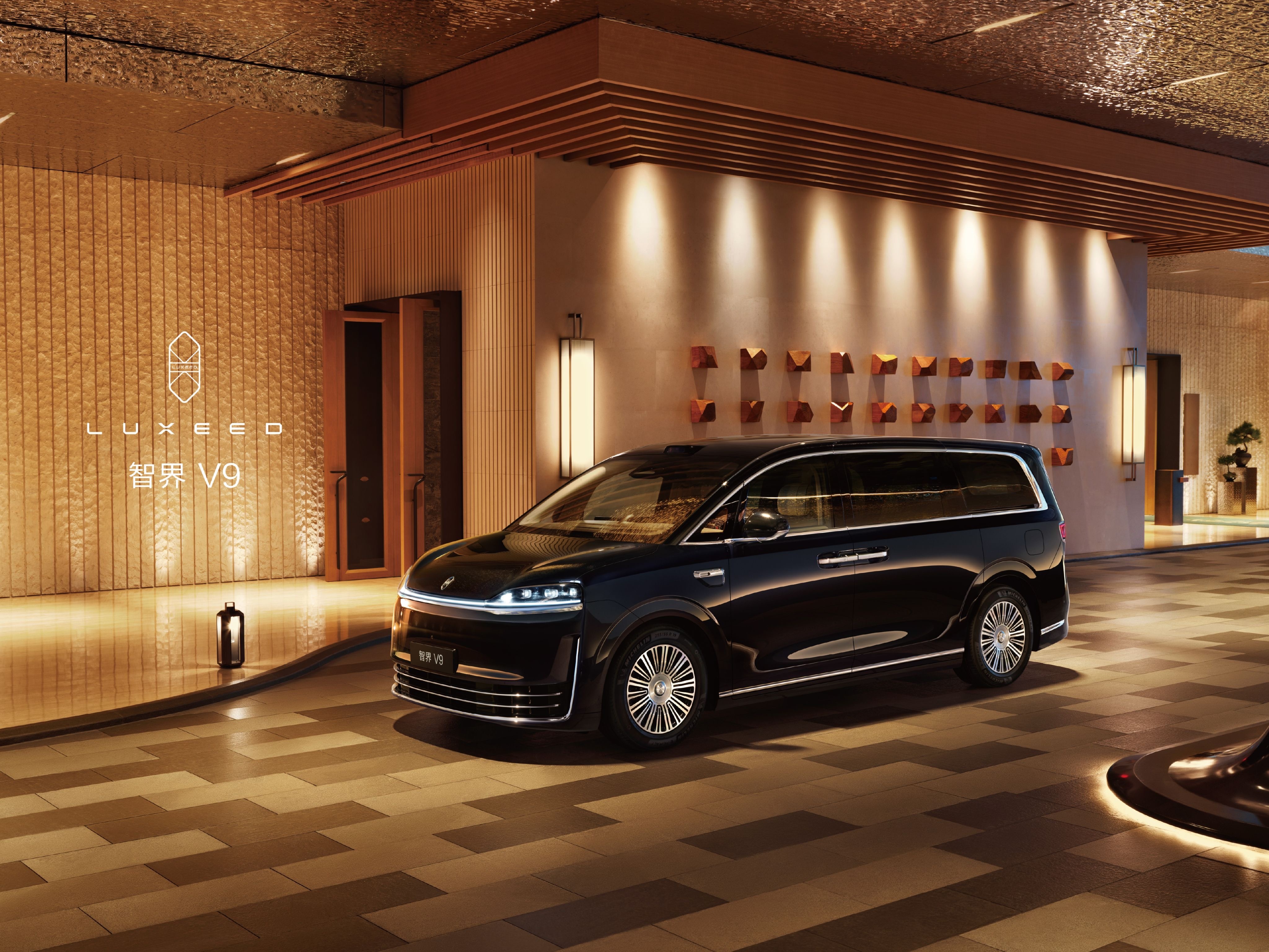 余承东官宣智界V9绒霞紫内饰不知道你们发现没，不管是手机还是汽车，最高端的系列总