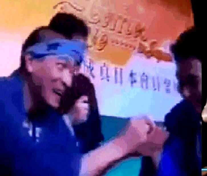 一个半蹲递话筒的镜头，直接把首映礼拱上了热搜。
网友很快翻出，她面对国内嘉宾时身