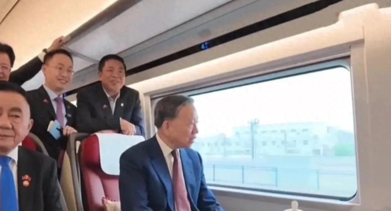 苏林回国后很焦虑：原来我们落后这么多！

苏林脸上的表情就没怎么轻松过，回国之后