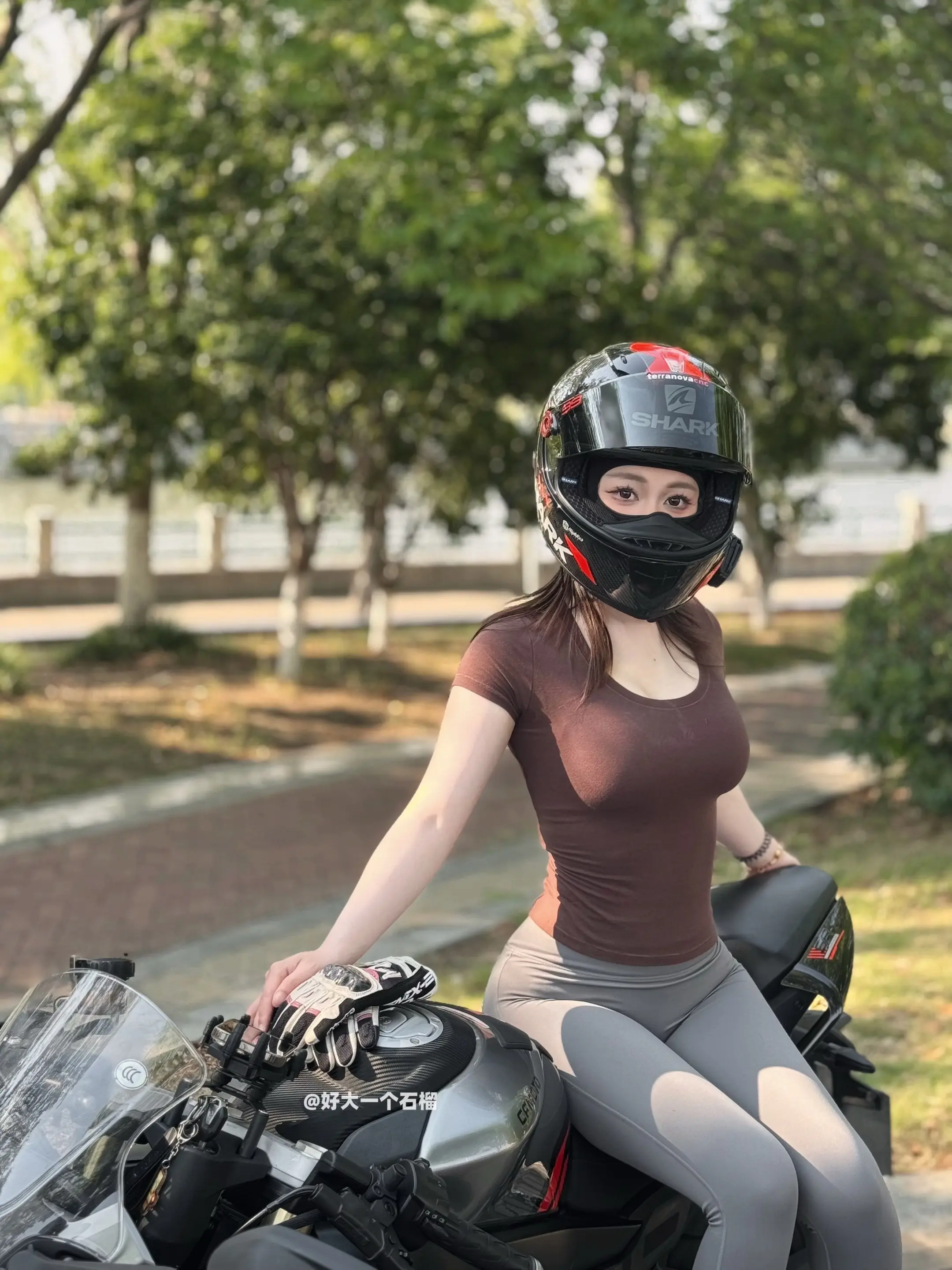 不懂。平时能这么穿 沾了车就不行