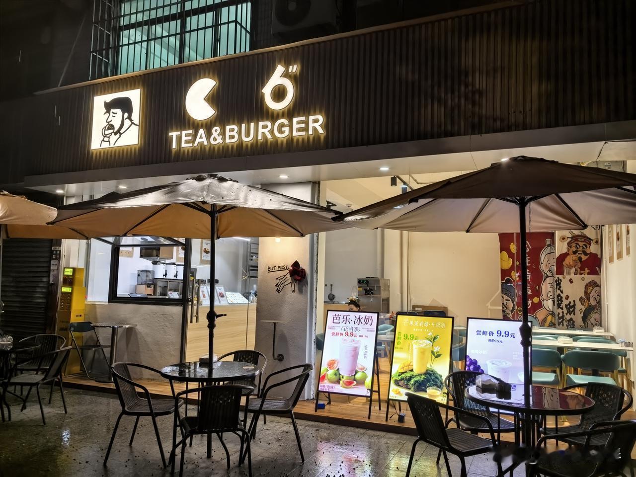 突遇暴雨，乱入了一家汉堡🍔炸鸡店，一问老板原来是新开的。兄妹店，俩人分工合作，