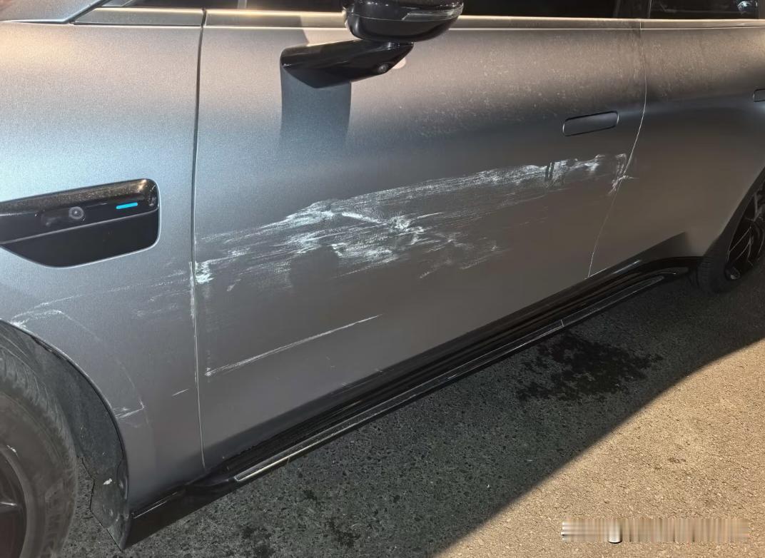 车被刮了找不到人怎么办？
车被刮了，附近监控死角没有拍到事情的经过，车主肇事逃逸