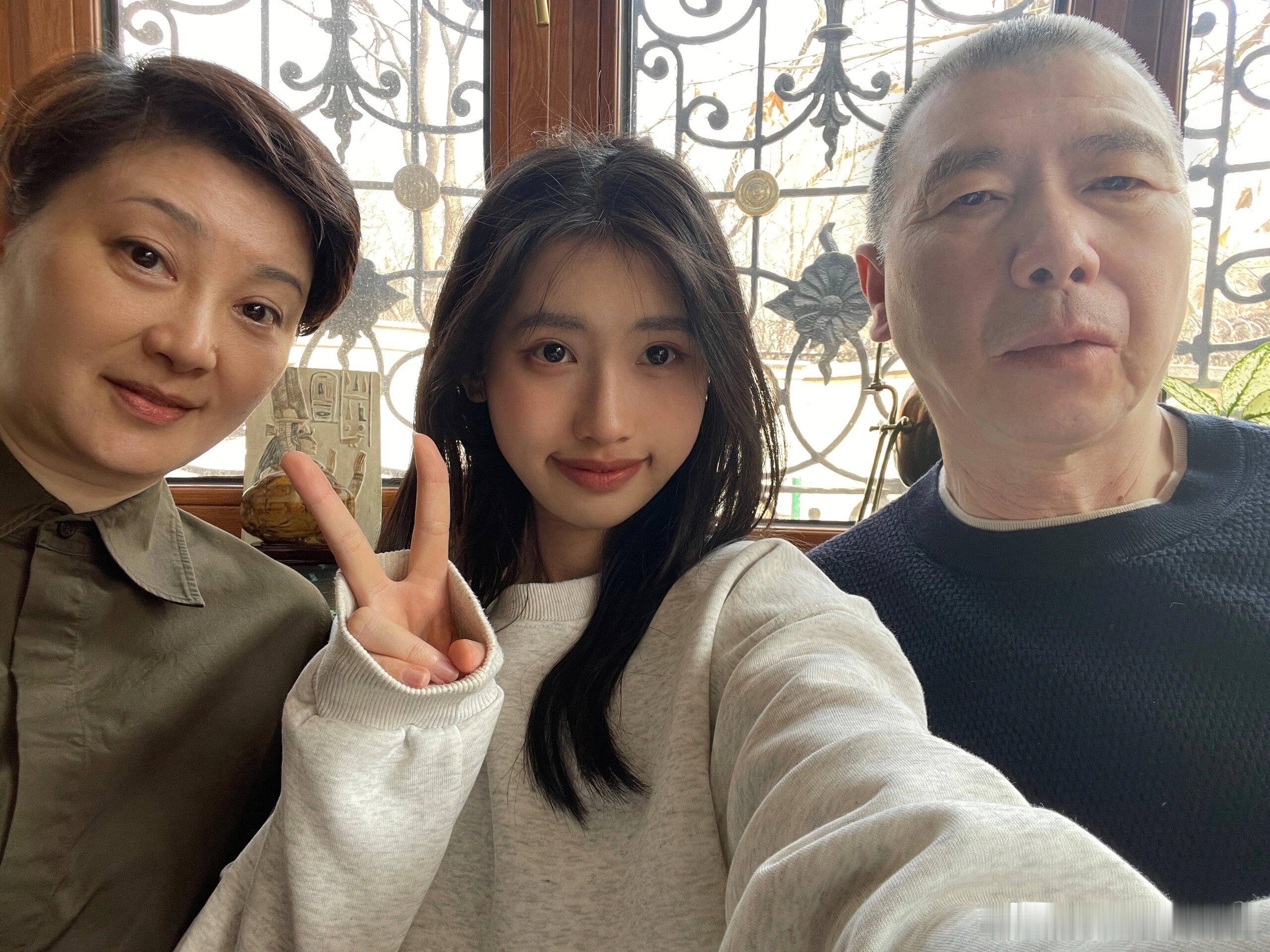 冯小刚养女晒全家福庆生，一家三口幸福同框，18岁徐朵名媛范足。 ​​​