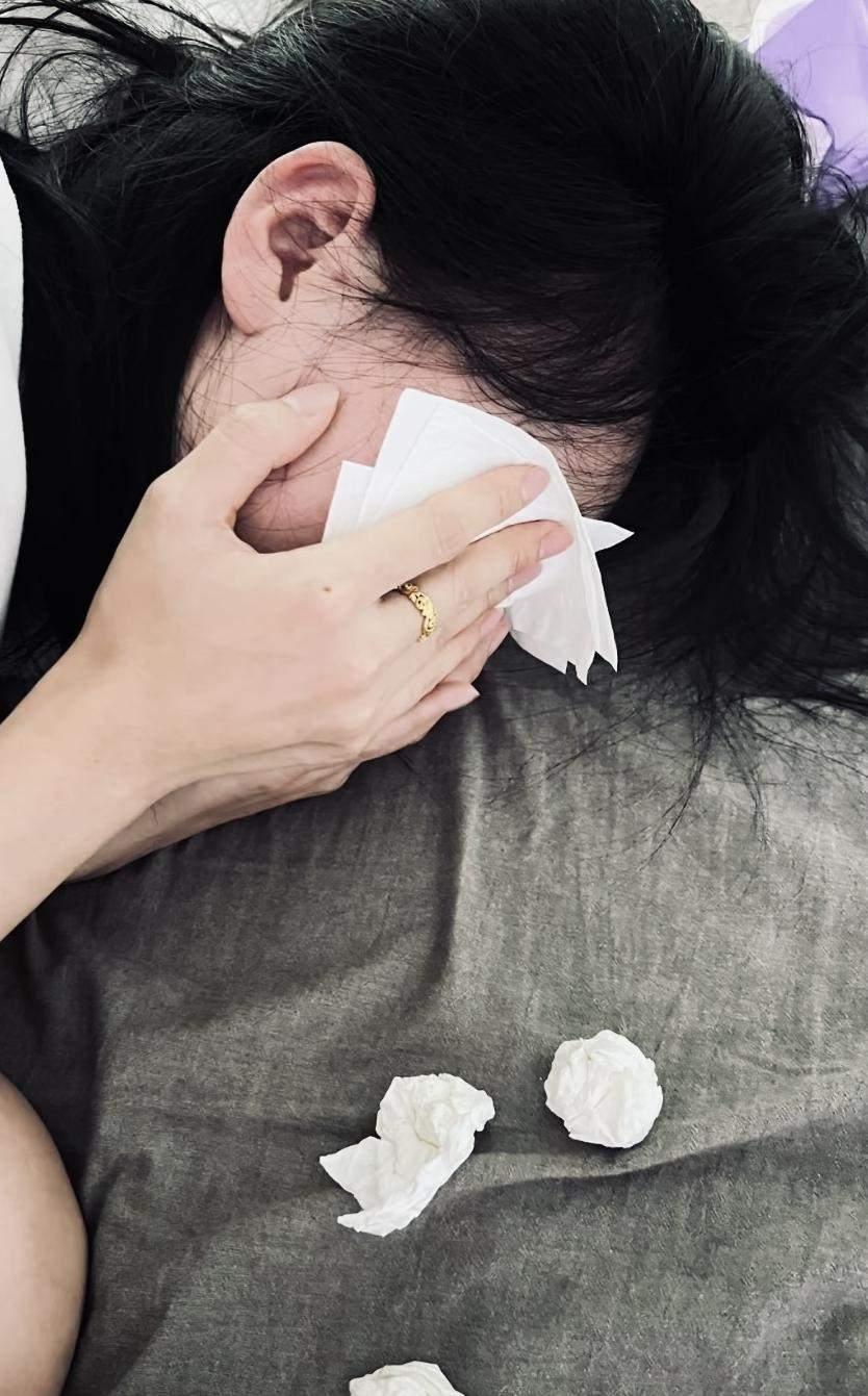女儿辛苦八年攒下 32 万，母亲竟偷偷拿去给儿子付婚房首付，女儿发现后默默与家里