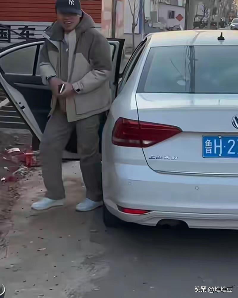 别被照片骗了！
徐志胜开13万车低调？
他根本没驾照，压根开不了！

最近全网都