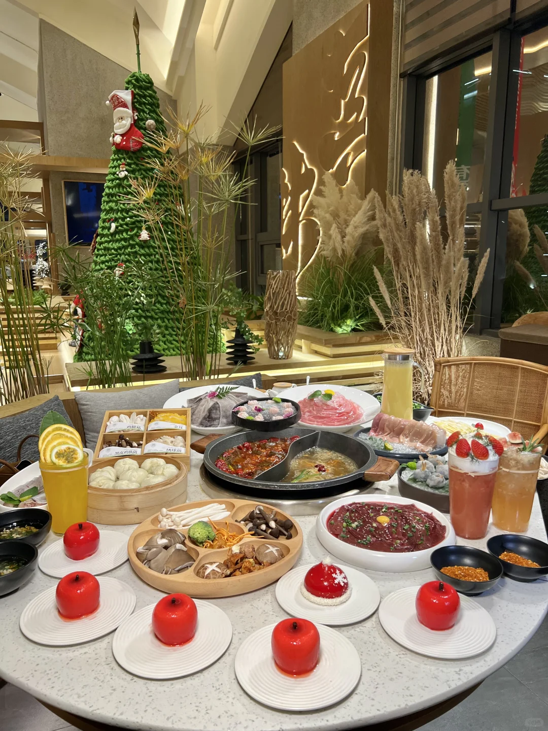 在火锅店！一口吃掉2颗漂亮🍎…