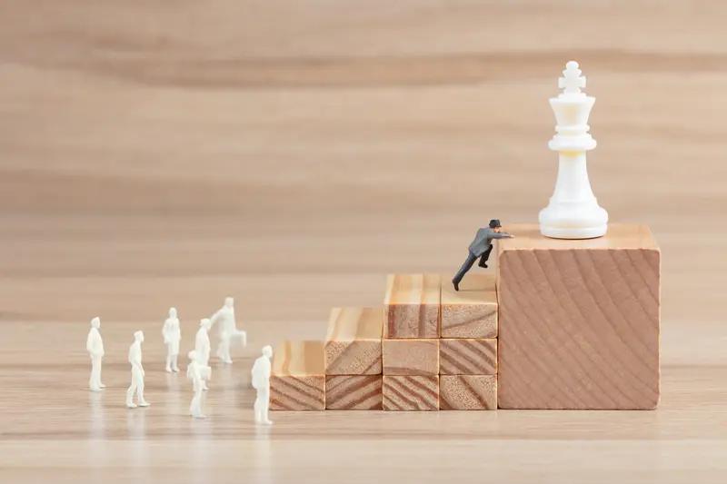 什么是领导？
一、在做事上：
给人方法、给人方向、给人力量
二、在做人上：
给人