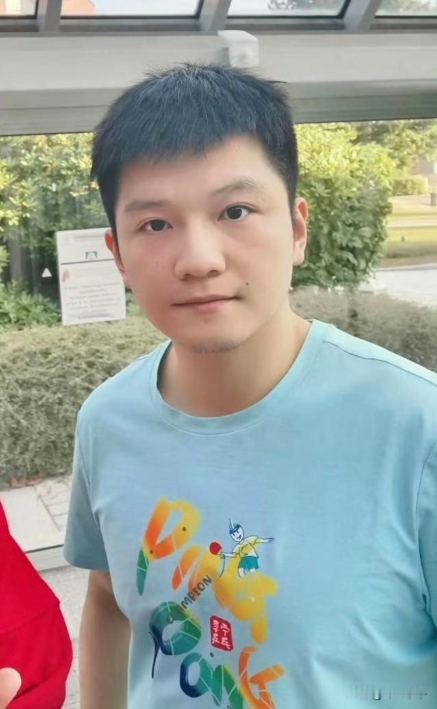 这张照片感觉像是东哥刚到奥运村时拍的，头发跟出征时很像。
好久没见过这么短的头发