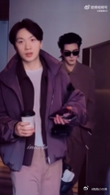 曾舜晞米兰进行曲 哇哦！曾舜晞在米兰开启了他的时尚进行曲！墨镜一戴，瞬间有了生人