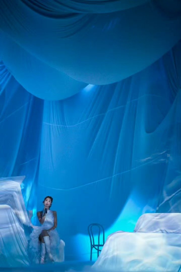 陈凯琳吃了普通话的亏乘风2026雨爱舞台氛围感拉满，陈凯琳音色很好，就是普通话有