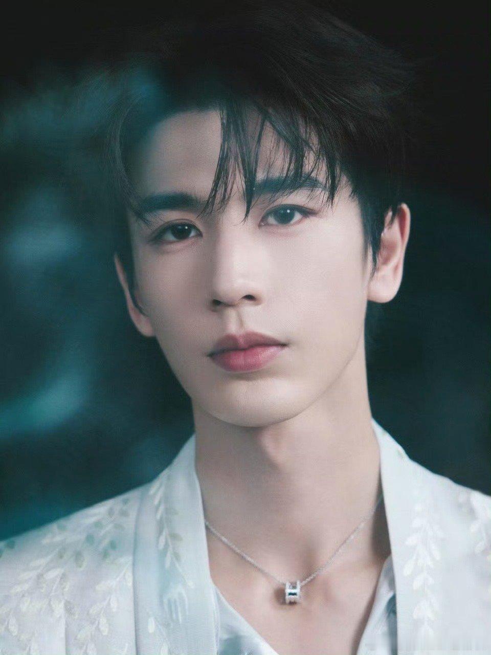 谁把张凌赫弄天上去了 刚看完逐玉谢征骑马打仗帅得一批，转头张凌赫就在潍坊风筝节直